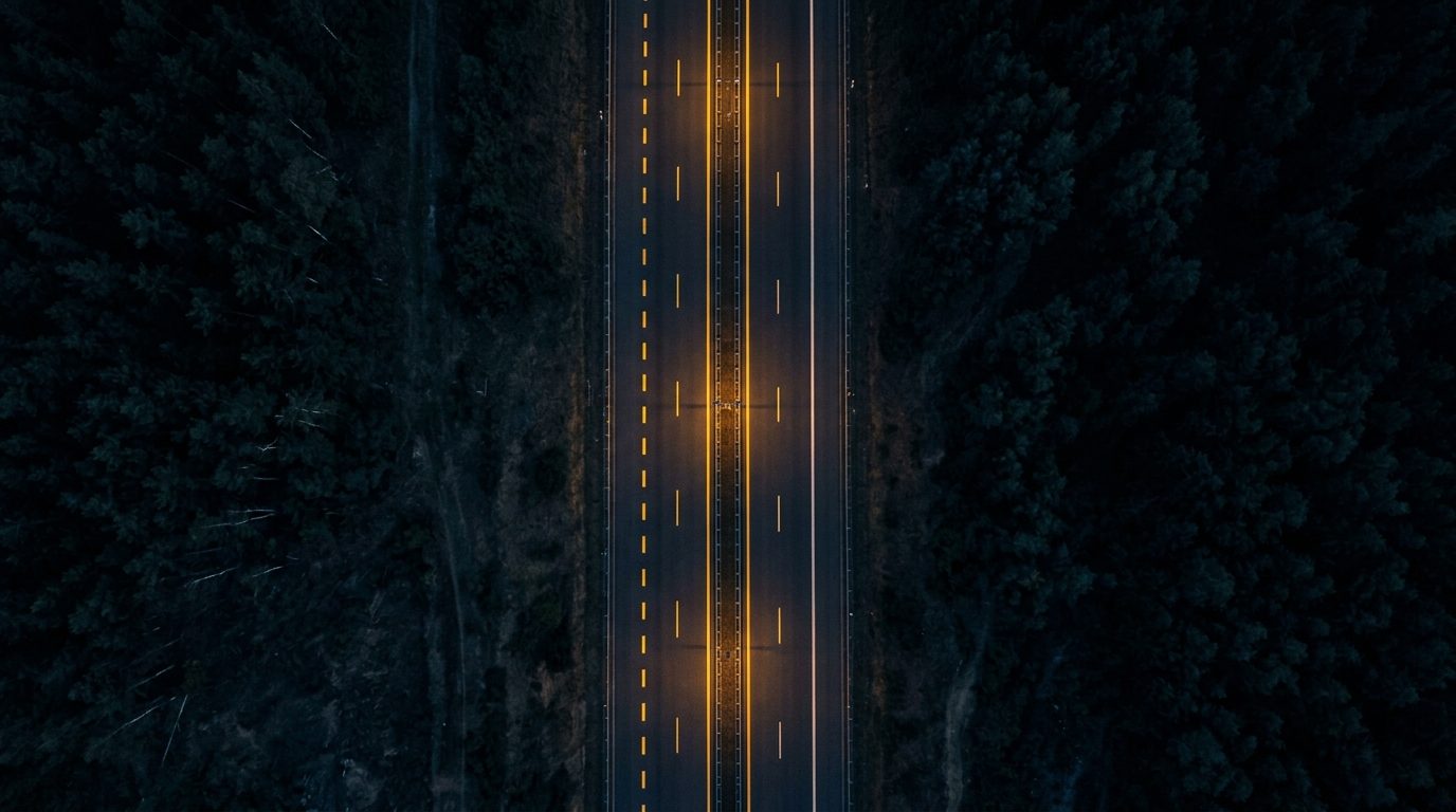 Autobahn bei Nacht aus der Vogelperspektive